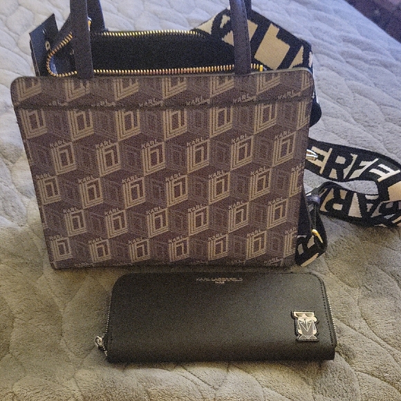 Karl Lagerfeld Black and Cream Graphic Shoulder Bag And Wallet - Picture 3 of 4